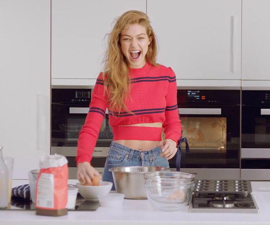 İnce kız kendine sağlıklı bir kahvaltı hazırlıyor