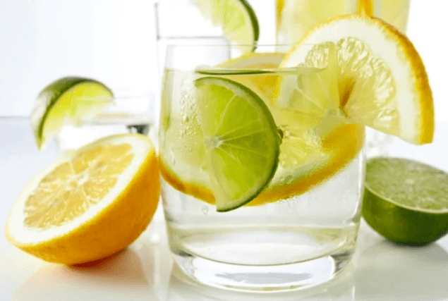 Diyette limonlu su