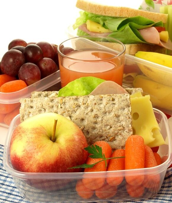 Çiğ sebze ve meyveler Tablo 3 diyetini uygularken atıştırmalık olarak kullanılabilir. 